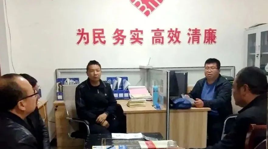 绾㈡棗鏉戣劚璐甫澶翠汉,闀囧钩鎵惰传璺笂鐨勫甫澶翠汉