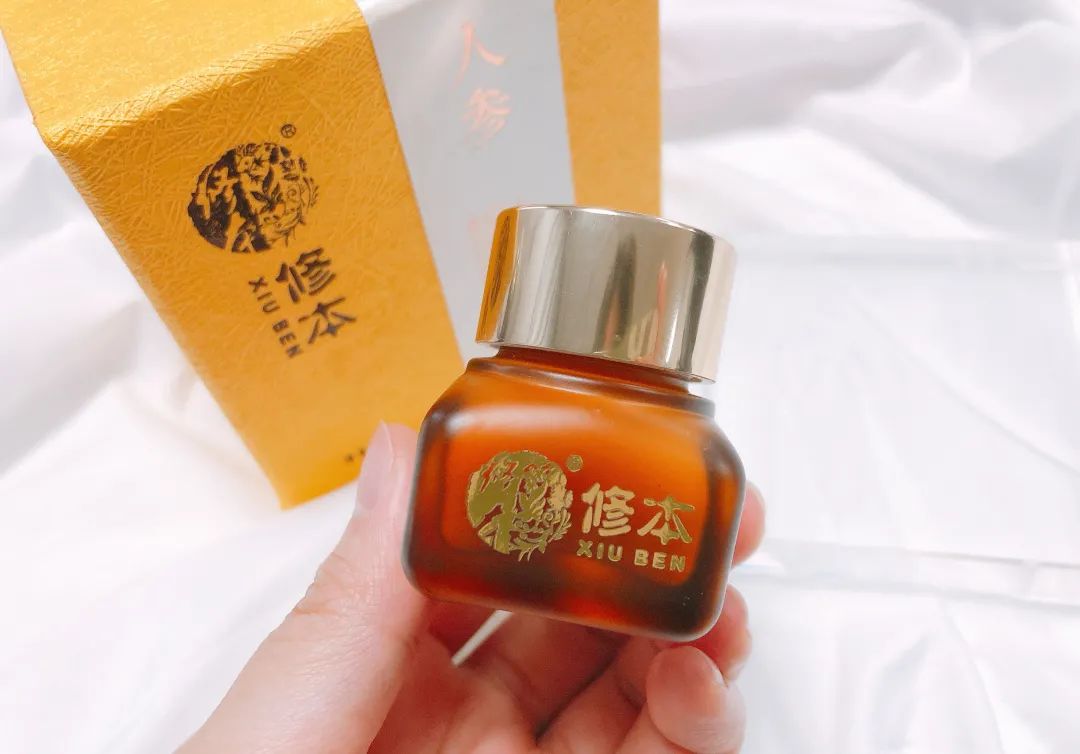 60岁没眼袋方法,教你一招去眼纹