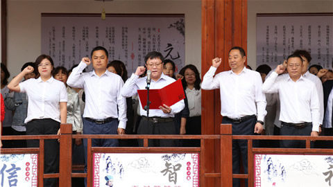 吉化一实验小学开展“鲜花送园丁致敬筑梦人”教师节庆祝活动