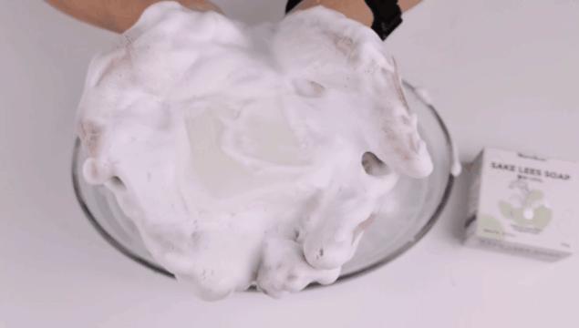 日本人用酒洗脸，60岁还没有皱纹，黑头粉刺全消失，整张脸白皙光滑，细腻弹润