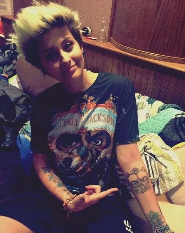 迈克尔杰克逊的女儿为什么是白人,迈克尔杰克逊女儿生活视频