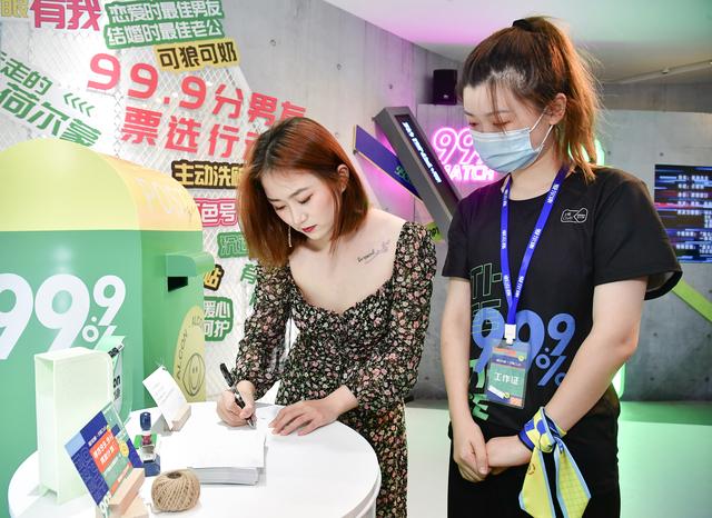 完*男美**友“傲滴先生”99.9%呵护，爱尔康傲滴隐形眼镜护理液圈粉潮流圈