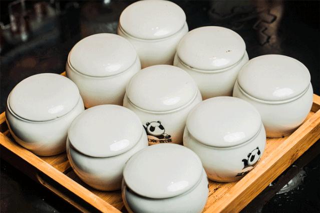 代金券无限叠加！凭斗酒火爆成都的「深夜酒馆」，国潮新风炸翻老报馆