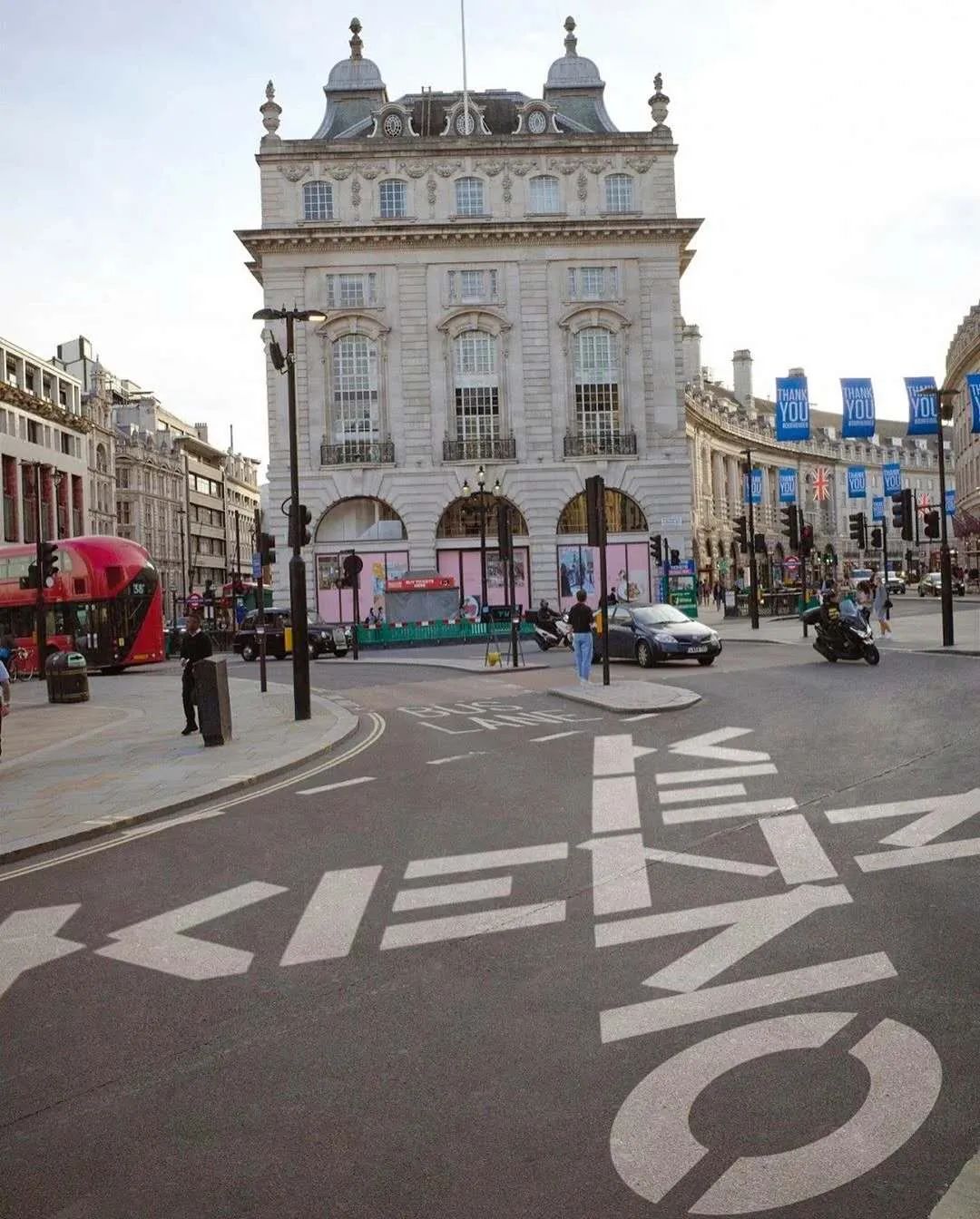 巴黎为她的儿子哭泣，Kenzo创始人高田贤三因新冠在法去世