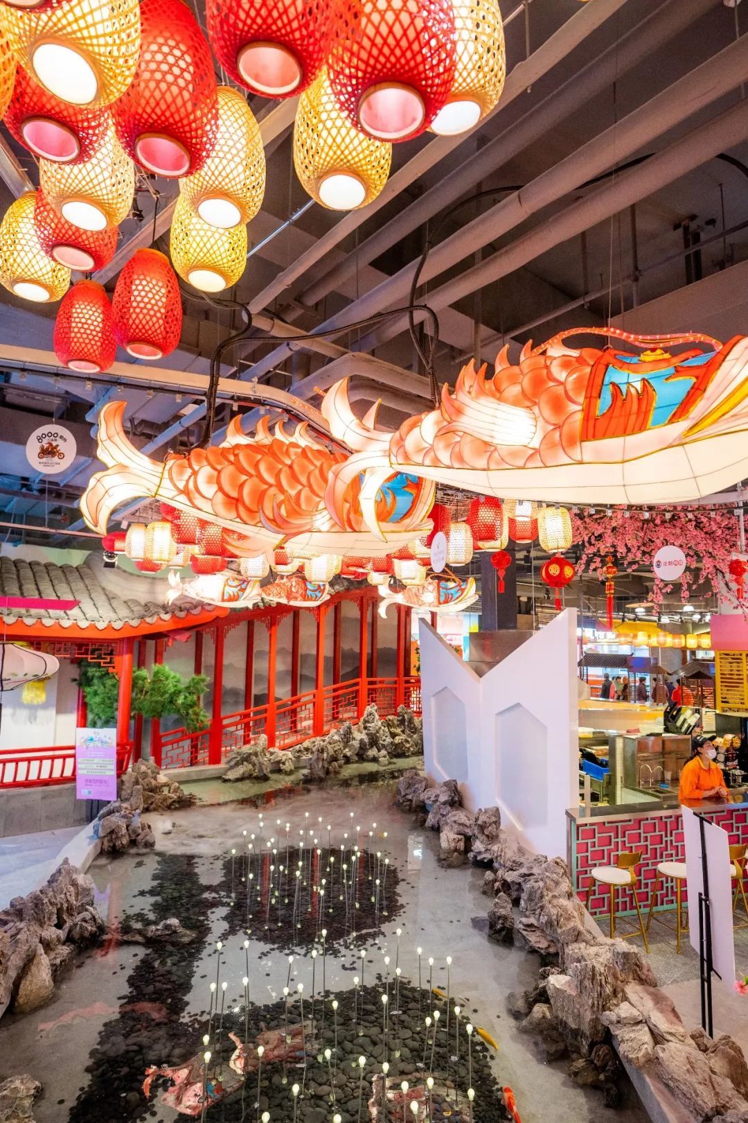 坐着地铁看浦东｜美到惊艳！童话乐园、古镇园林、跑酷金字塔……这条地铁线都能到，还能跨省游