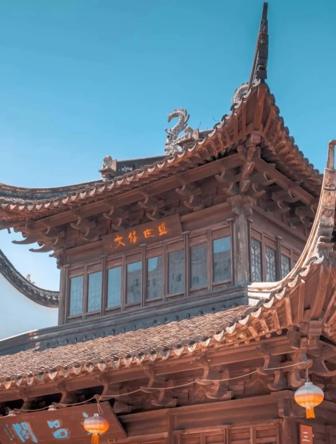 坐着地铁看浦东｜美到惊艳！童话乐园、古镇园林、跑酷金字塔……这条地铁线都能到，还能跨省游