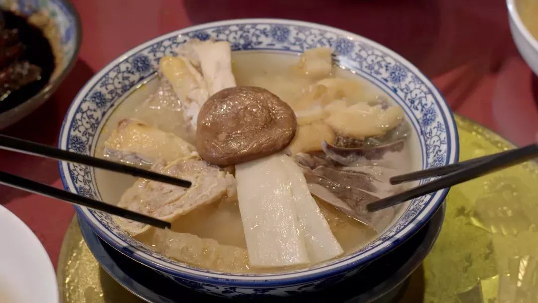 坐着地铁看浦东｜美到惊艳！童话乐园、古镇园林、跑酷金字塔……这条地铁线都能到，还能跨省游