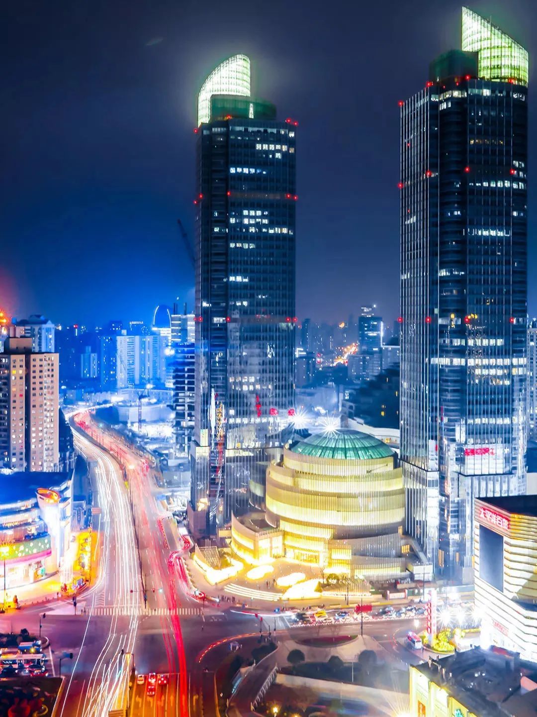 坐着地铁看浦东｜美到惊艳！童话乐园、古镇园林、跑酷金字塔……这条地铁线都能到，还能跨省游