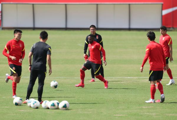 国足足球热身训练10个动作,国足在深圳训练是在哪里集结