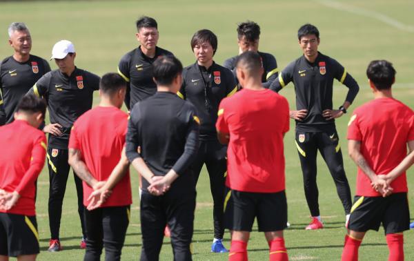 国足足球热身训练10个动作,国足在深圳训练是在哪里集结