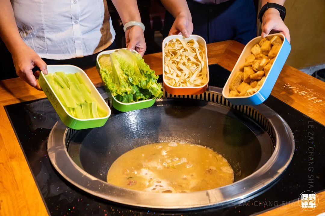 火爆10年的「山村驴庄」终于来长沙啦！扬言要用汤锅驴肉霸占长沙人的餐桌