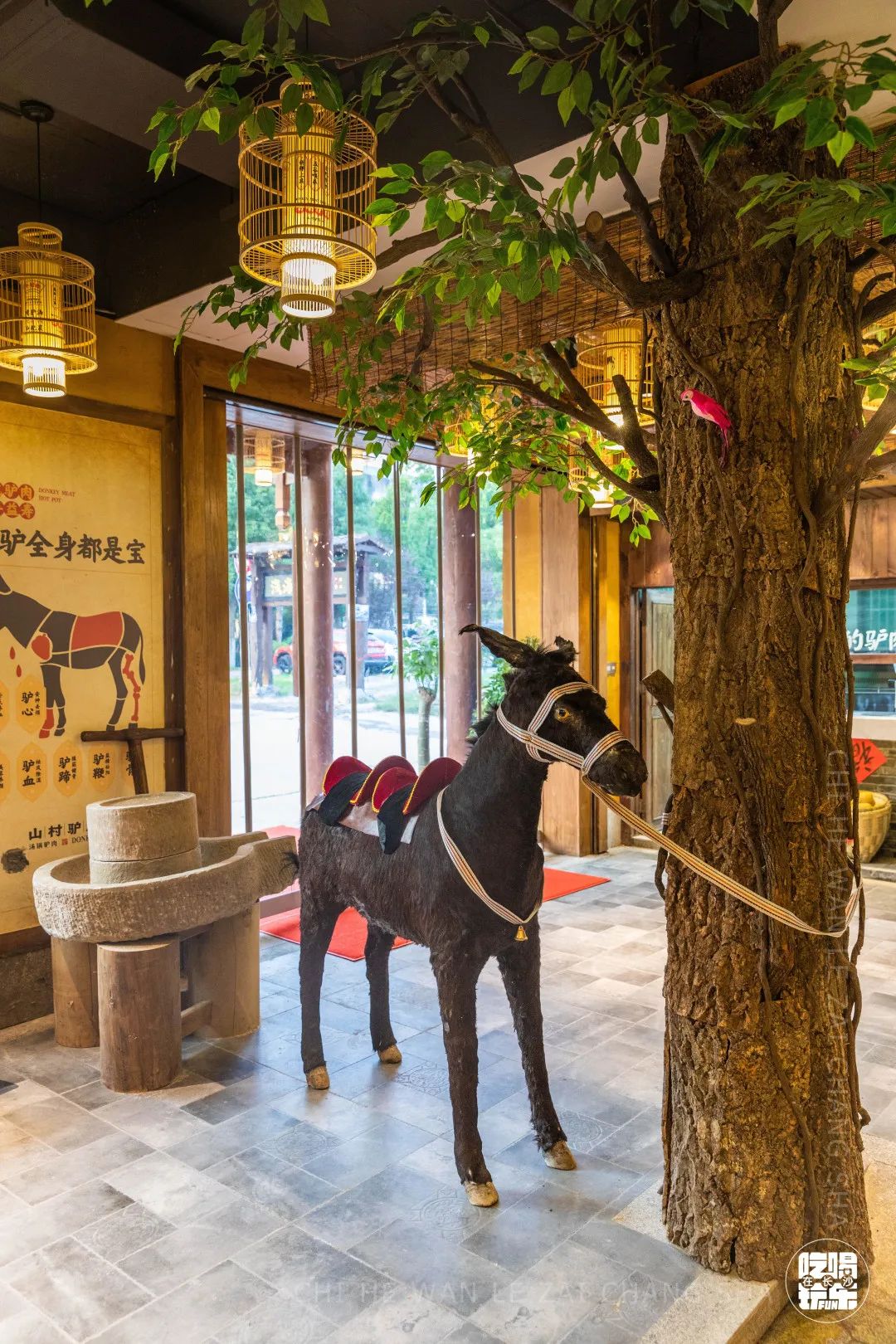 火爆10年的「山村驴庄」终于来长沙啦！扬言要用汤锅驴肉霸占长沙人的餐桌