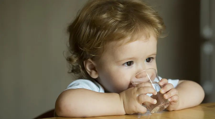 人常喝净水机里的水好吗,常喝净水机里的水对身体好吗