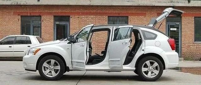 不小心在车上洒饮料,汽车被洒了几滴饮料有事吗