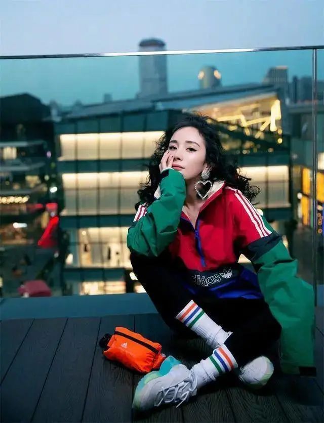 杨幂和杨颖的同款鞋,杨幂和baby同款鞋