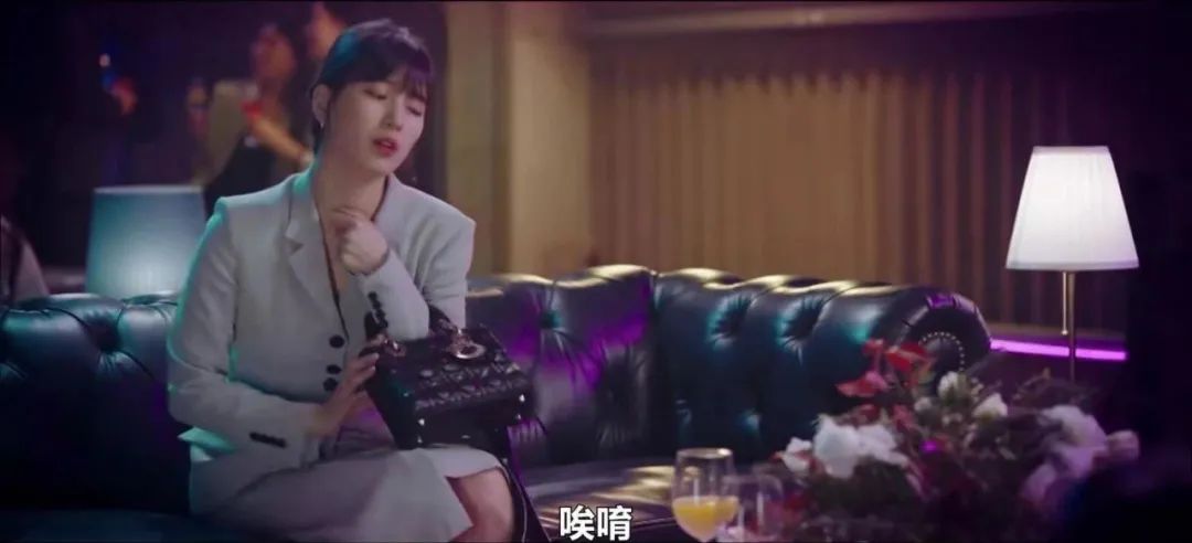 美女背爱马仕包,贫民窟女孩背的包