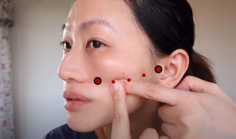 日本美容师法令纹按摩手法教程,精华按摩淡化法令纹手法