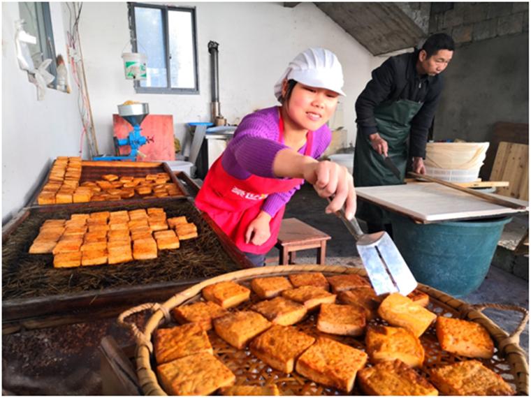 歙县：红红火火迎新年火焙豆腐这么做