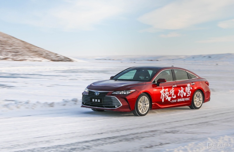 在冰天雪地里飙车,在冰路上飙车