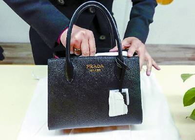 污渍、拉链顿卡……2.3万在上海恒隆广场普拉达专柜买来“问题包包”