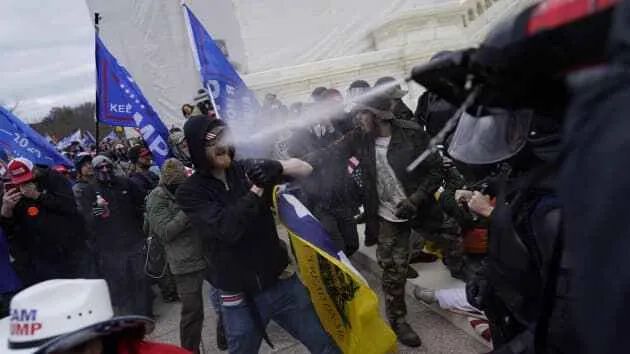 美国国会“陷落”，一名女性中枪身亡！推特紧急封禁特朗普账号