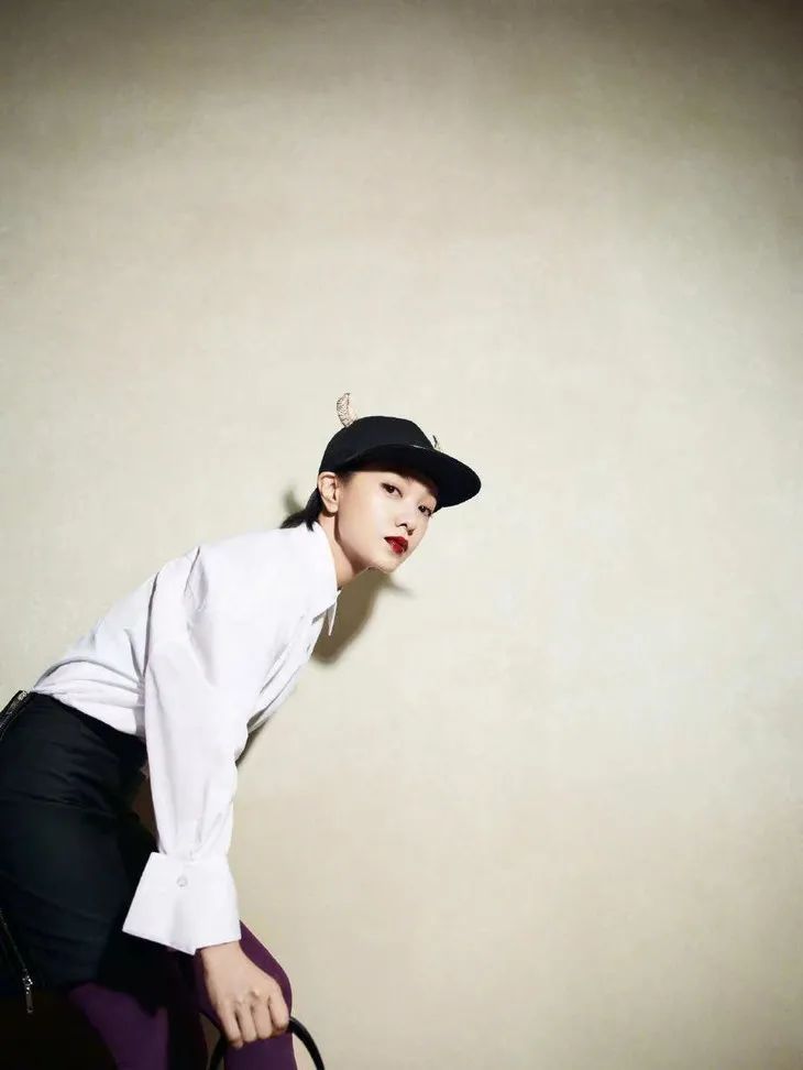 郭采洁仙女发型,郭采洁红色括号眉造型图片