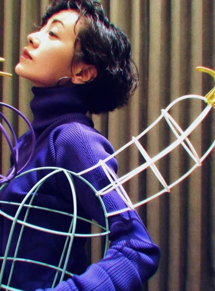 郭采洁仙女发型,郭采洁红色括号眉造型图片