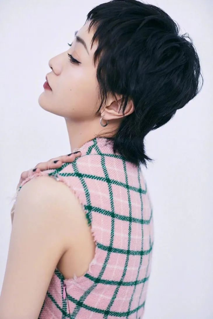 郭采洁仙女发型,郭采洁红色括号眉造型图片