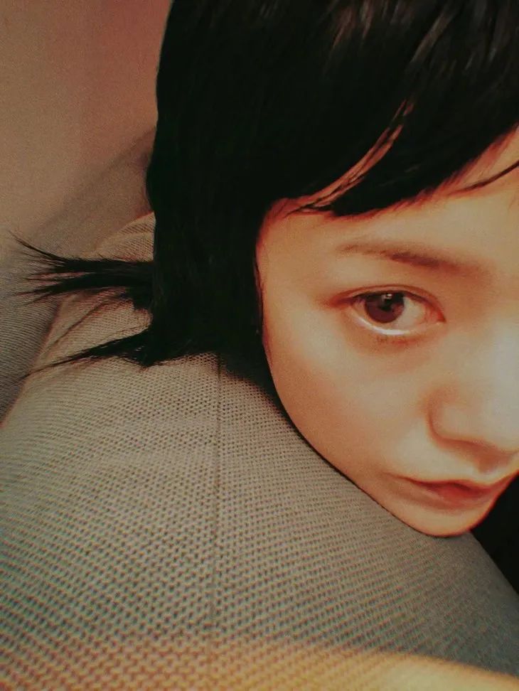 郭采洁仙女发型,郭采洁红色括号眉造型图片