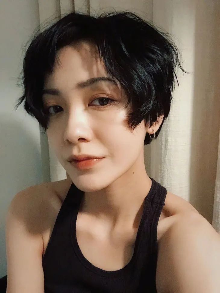 郭采洁仙女发型,郭采洁红色括号眉造型图片