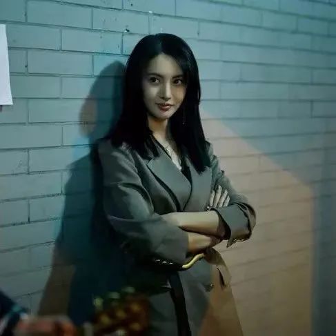 邓紫棋以前穿皮裤的造型,邓紫棋穿粉皮裤的照片