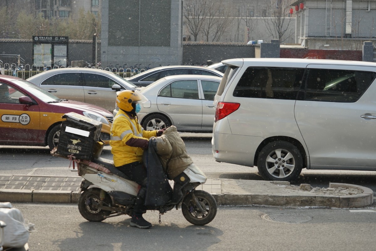 外卖骑手能够自己买意外险吗,没交社保购买了商业意外保险