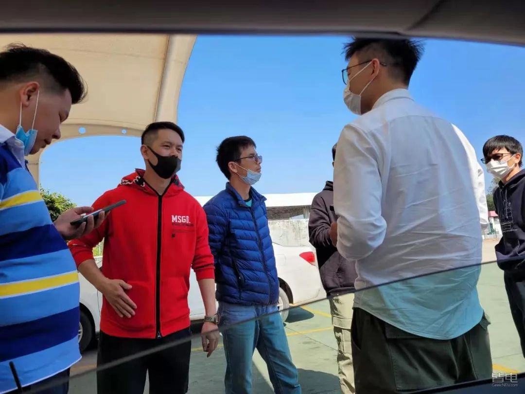 特斯拉小鹏蔚来激烈驾驶评测,作死挑战骑电动车