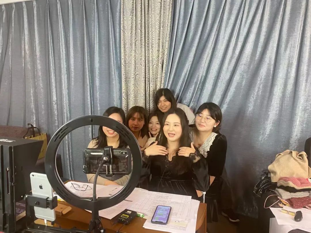 提振消费，助力企业消化库存！每日商报开出公益电商平台“每满生活”！记者“上线”带货有模有样，今起正式改版亮相