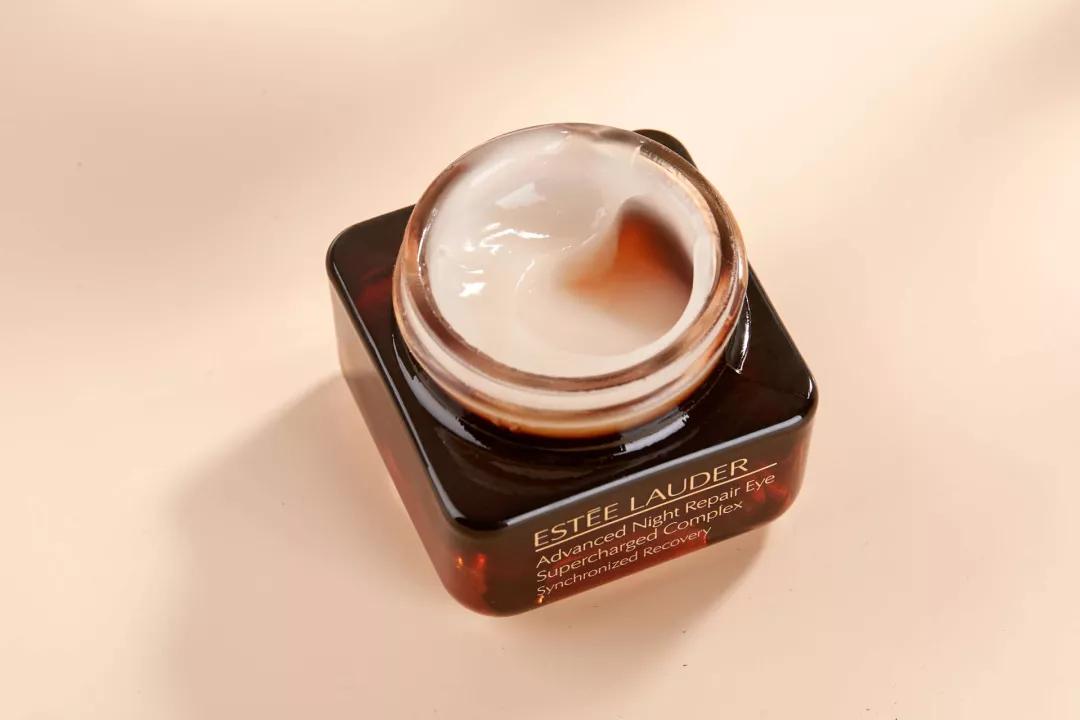 有眼纹和黑眼圈推荐使用的眼霜,合适有眼纹黑眼圈的眼霜