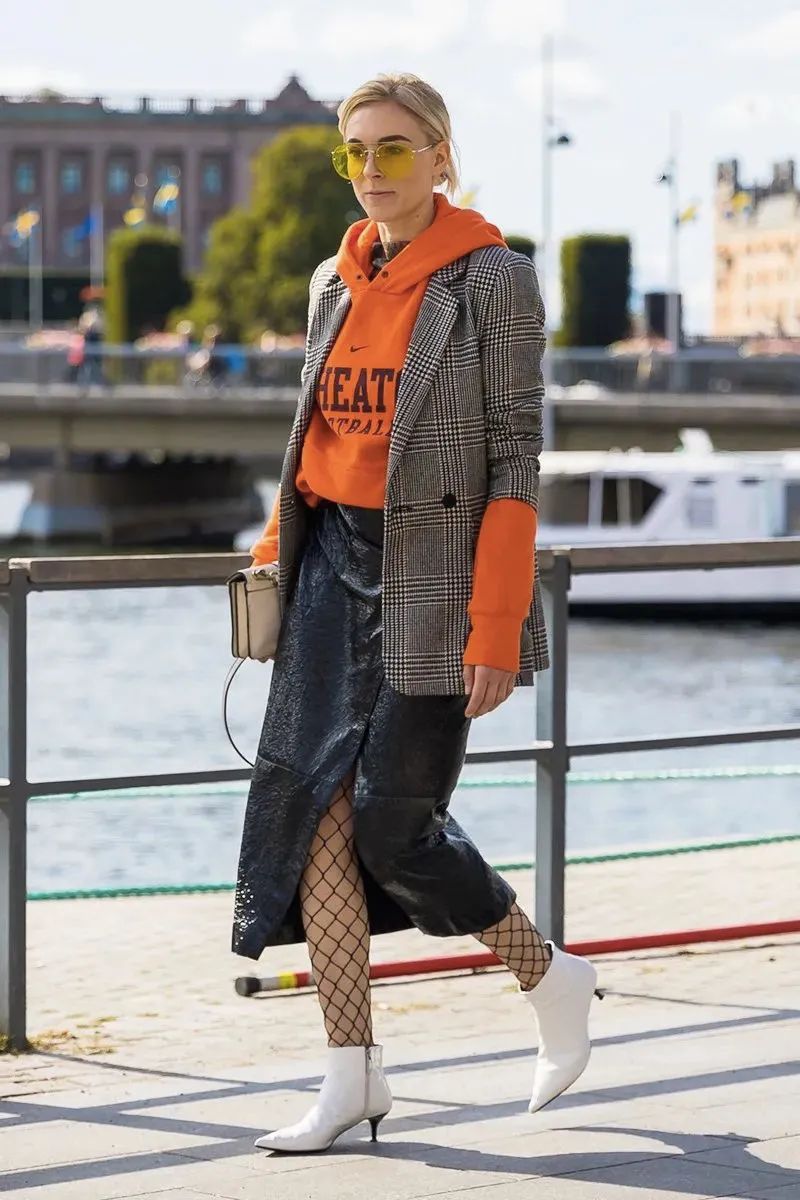 卫衣季节,秋季潮搭连帽卫衣尽显青春活力感