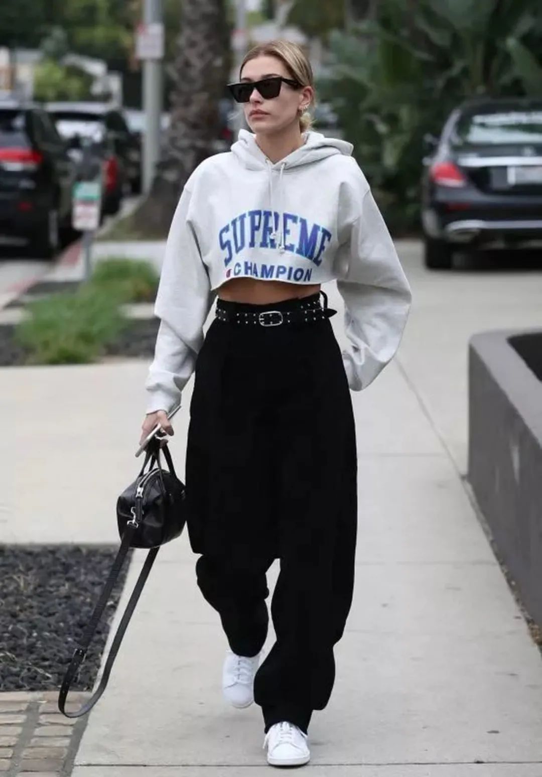 卫衣季节,秋季潮搭连帽卫衣尽显青春活力感