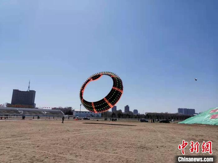 内蒙古大草原放巨型风筝,内蒙古巨型风筝