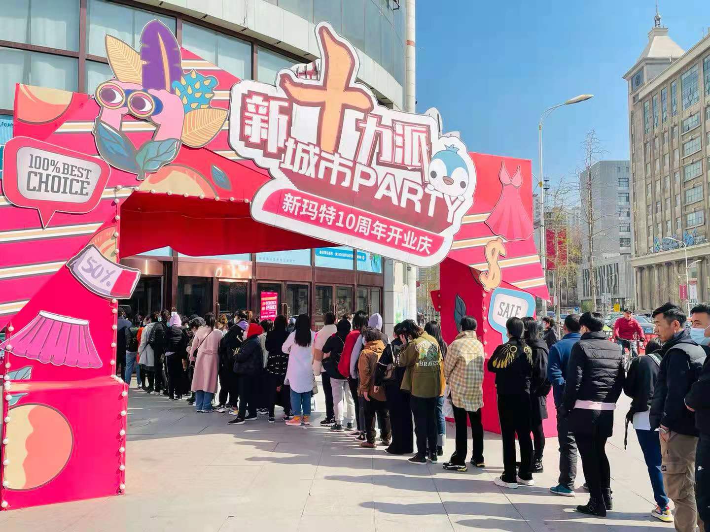 创新举措促进市民消费 (市民尽享优惠消费持续升温)