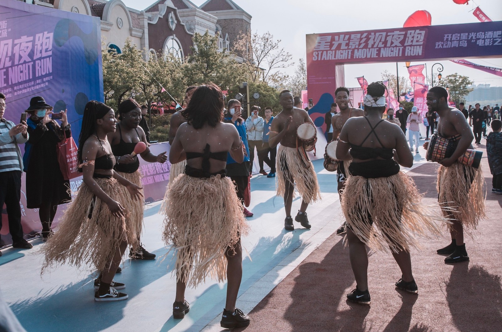 开街两天“收割”百万流量！这条酒吧街点亮岛城夜经济