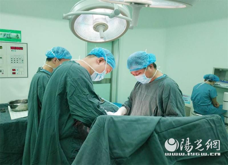 女子肚大似怀孕医生告捷摘肿瘤,肚大如球的孕妇