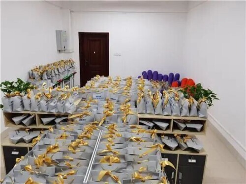 慕了！95后美女辅导员为毕业生定制礼物