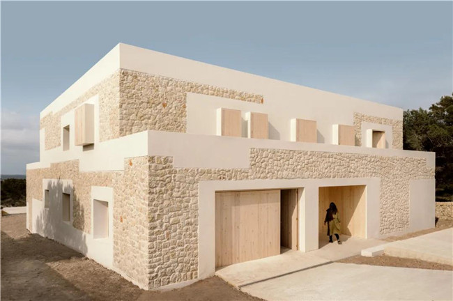 素色灰瓷砖和花纹灰砖拼接,石材和陶土砖铺装