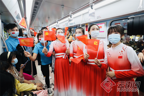 昆明地铁开展“红色快闪活动”秀出“最红”地铁乐章