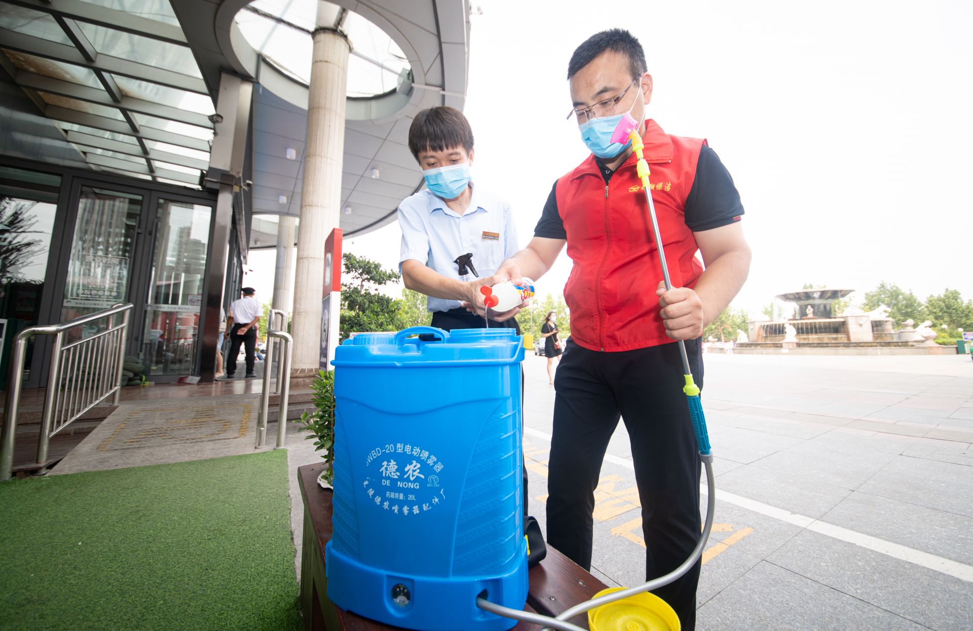 德报记者现场体验澳德乐时代广场消毒员的日常日行3万余步耗近200升消毒水