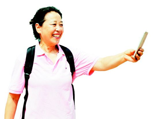 社区为残疾老人发放轮椅,社区为残疾老人送去轮椅