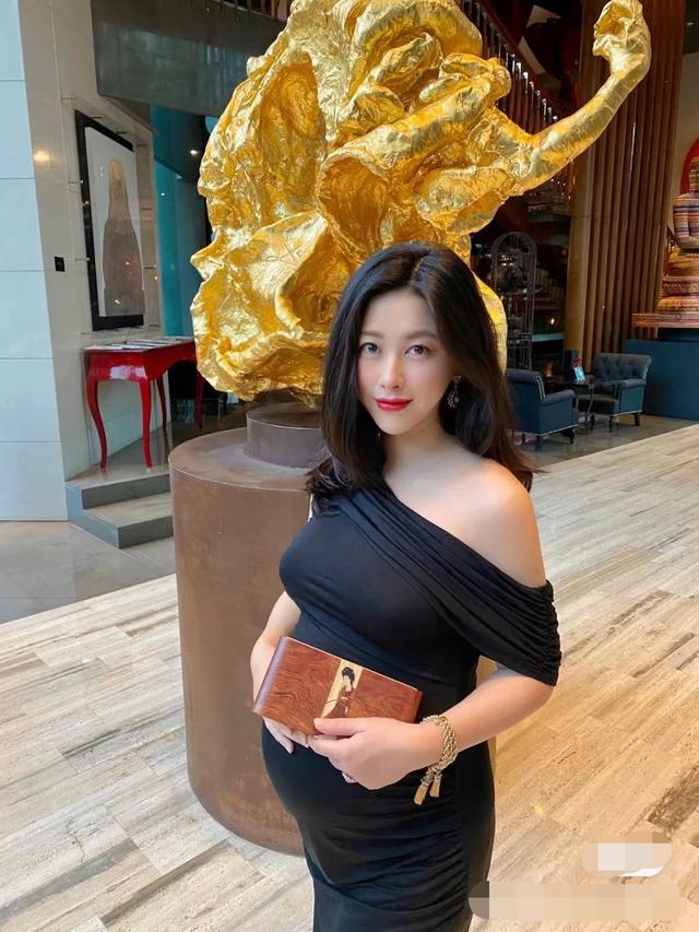 中国第一漂亮美人朱珠,朱珠晒女儿出生照