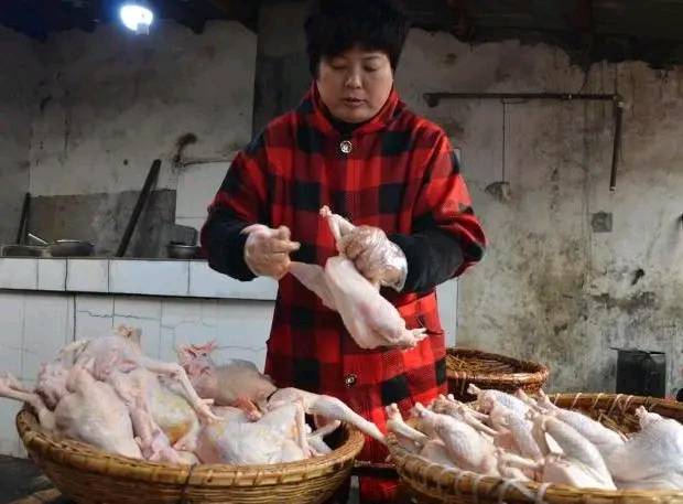 70后大妈坚持做烧鸡20年，在当地成为一绝，一天要卖800只