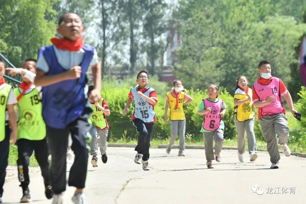 日照下奔跑的少年视频,日照下自由奔跑的少年