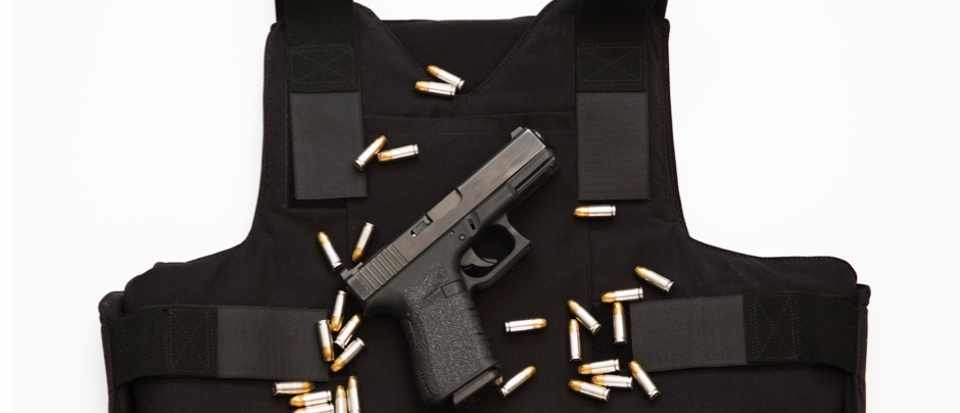 防弹衣会不会被炮弹炸下来,防弹衣能防原子弹吗